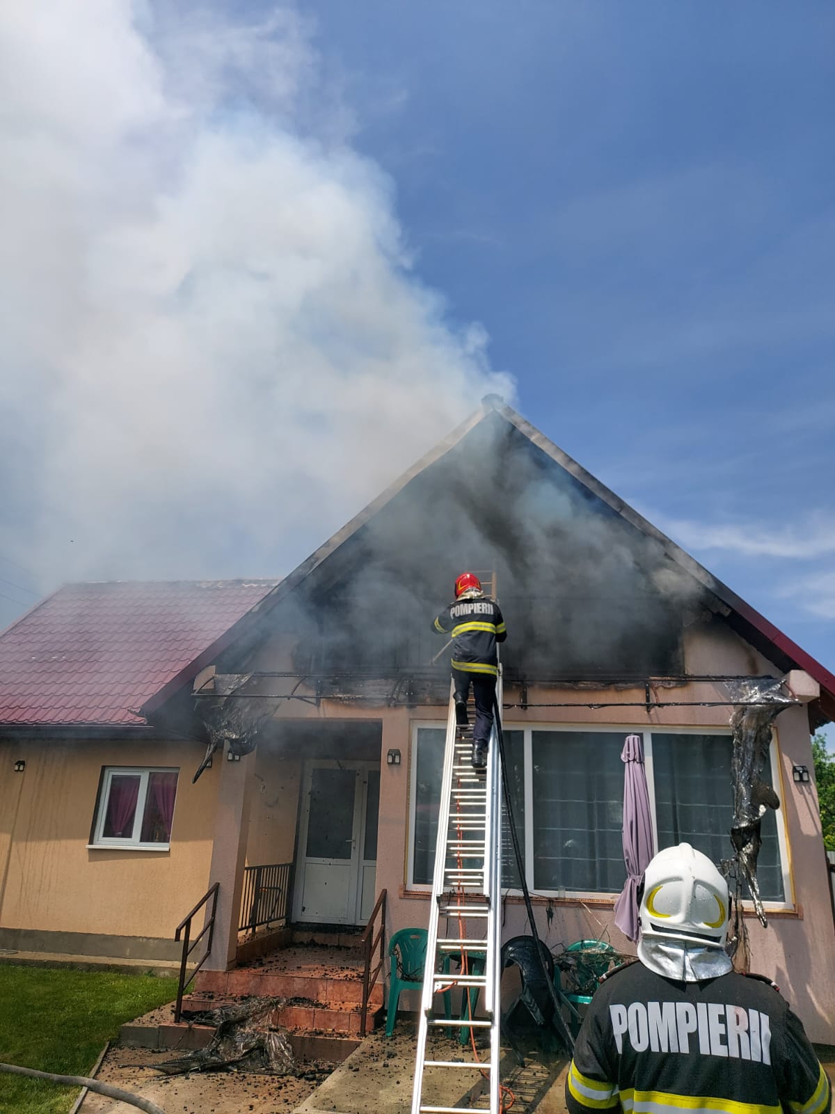 FOTO! Incendiu la o casă din Vidra din cauza unui scurtcircuit electric